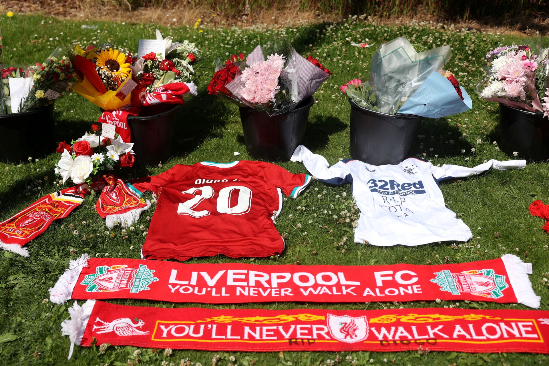 Conmoción en Liverpool: Flores y cartas por el fallecimiento de Diogo Jota