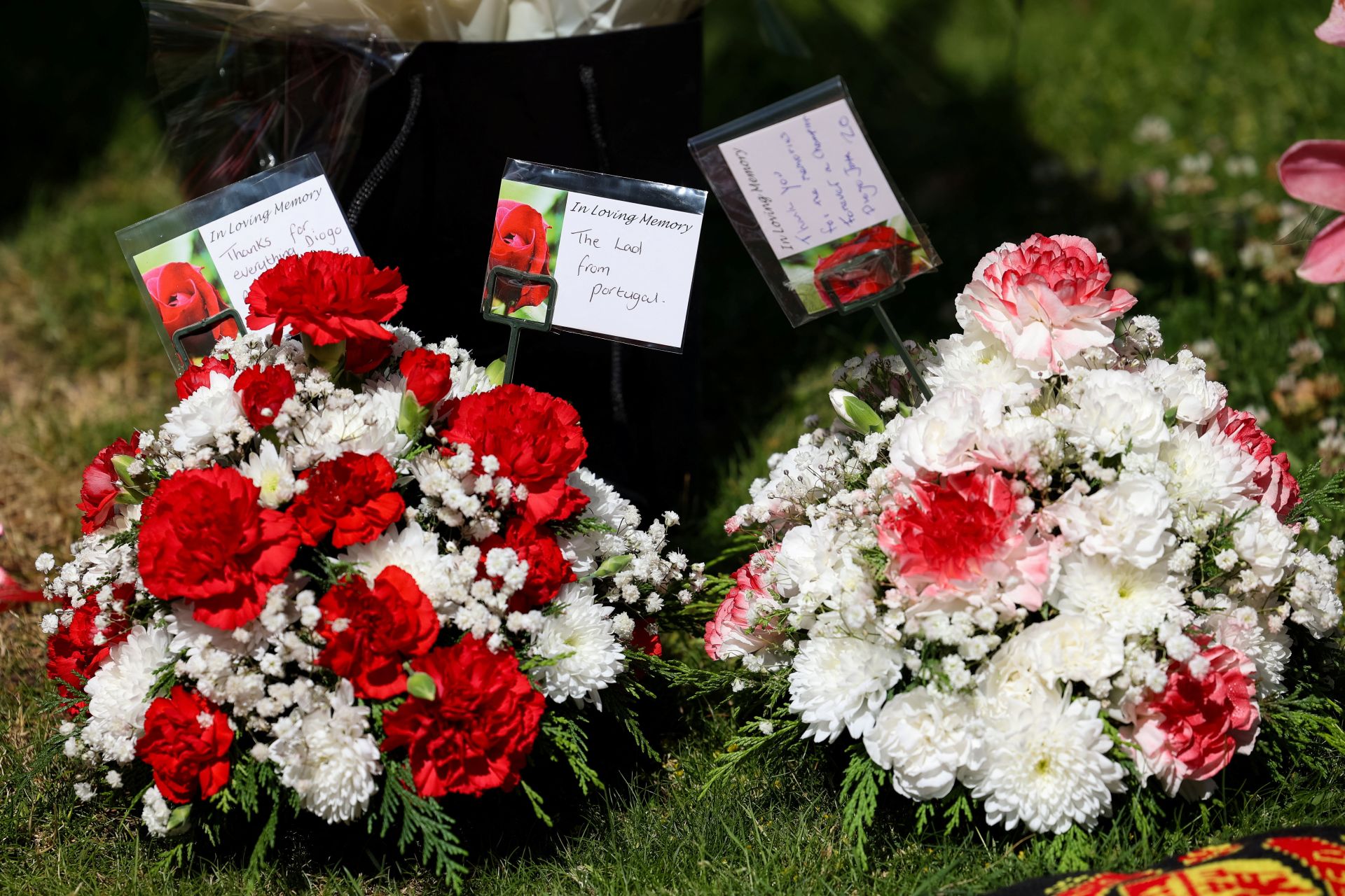 Conmoción en Liverpool: Flores y cartas por el fallecimiento de Diogo Jota