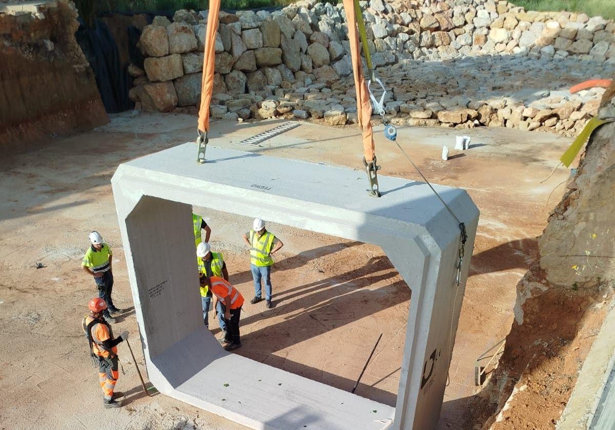 Colocación de las piezas para el futuro puente en Siete Aguas.