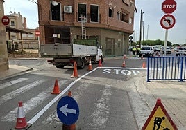 Trabajos de señalización en una calle de Catarroja.