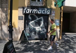 Persiana cerrada de una farmacia en Valencia.