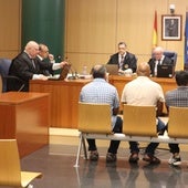 El acusado de violar a un menor en una frutería, sentado a la derecha, junto al intérprete y el frutero.