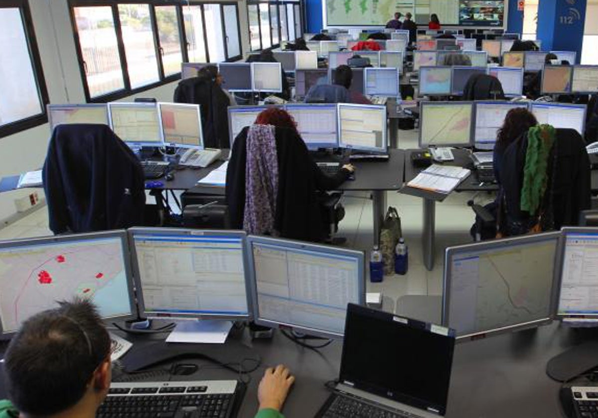 Varios operadores atienden las llamadas telefónicas de los ciudadanos en la sala del 112.