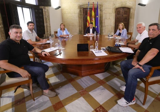 El president recibe a las víctimas de la asociación 'Tots a una veu'.