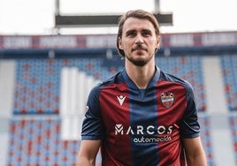 Ignasi Miquel posando tras su fichaje por el Levante en el mercado invernal.