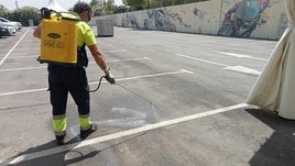 Un operario limpia las calles de Ontinyent.