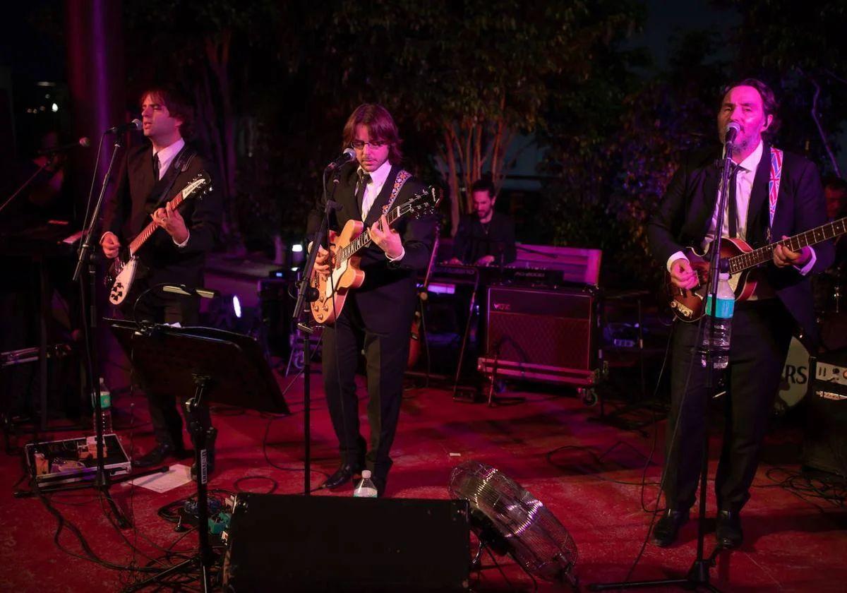 Actuación de 'The Blisters', la banda tributo a The Beatles.