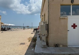 El cadáver del hombre ahogado en la playa de Pinedo es trasladado al Instituto de Medicina Legal de Valencia.