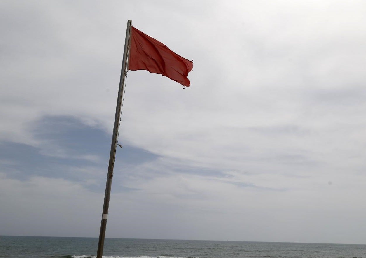 Bandera roja en la playa de Daimús.
