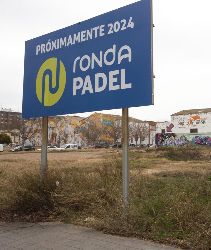 Imagen secundaria 2 - Visita de la comitiva fallera al un taller en Fallas, templo existente en una nave y construcción de pistas de pádel.