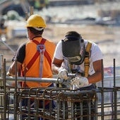 Dos trabajadores en una imagen de archivo.