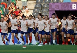 Las 23 internacionales junto a la seleccionadora, Montse Tomé, y el presidente de la FEF, Rafael Louzán.
