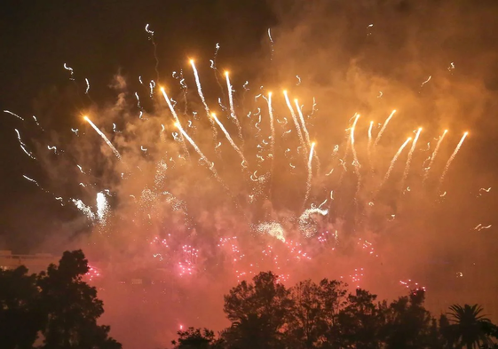 Imagen de archivo de fuegos artificiales.