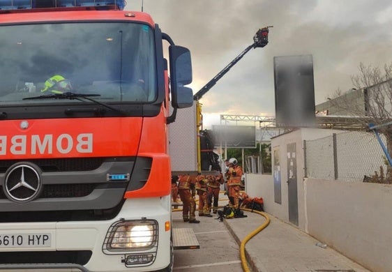 Incendio en una nave textil en Manises