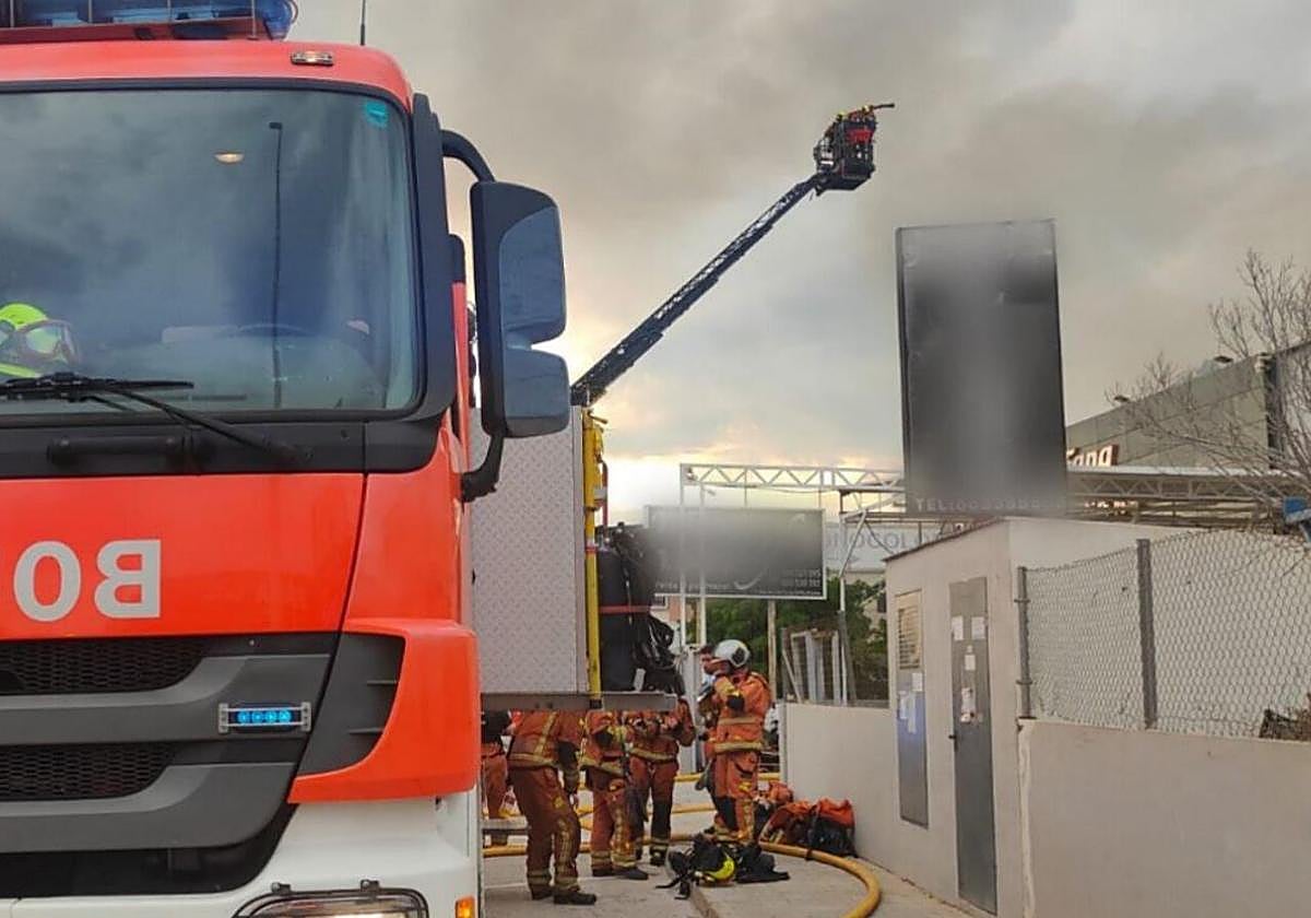 Incendio en una nave textil en Manises