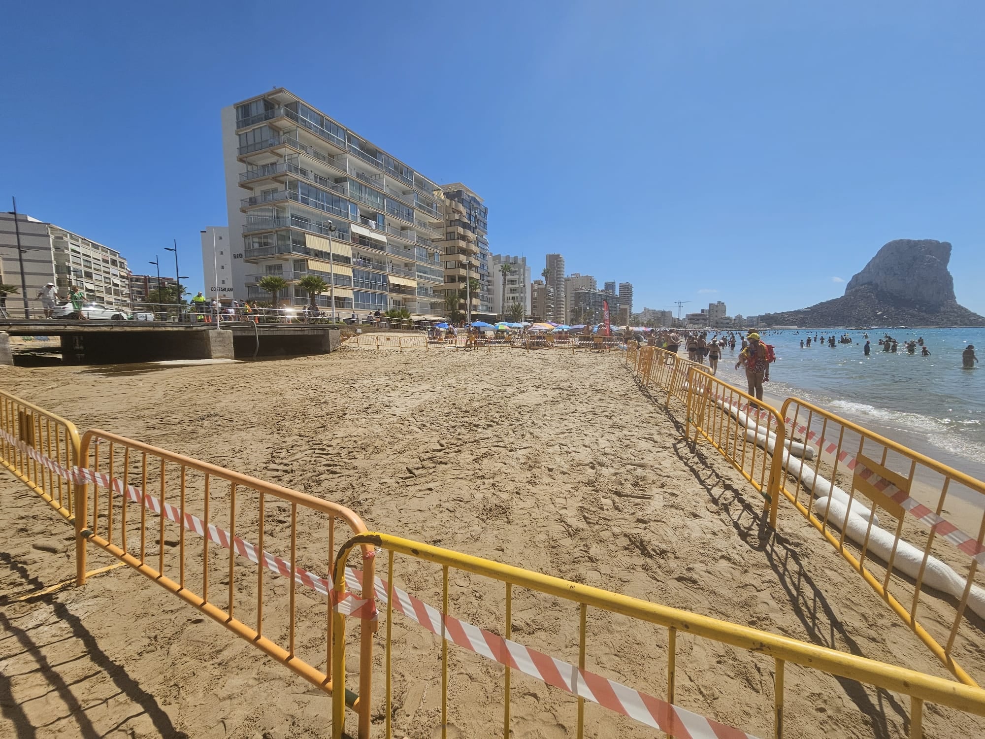 Zona acotada por el Ayuntamiento en la playa afectada.
