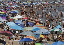 La playa de la Malvarrosa abarrotada estos días.