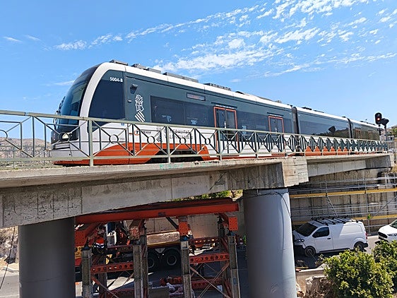 El TRAM pasando por el viaducto en el que se va a realizar la obra de emergencia.