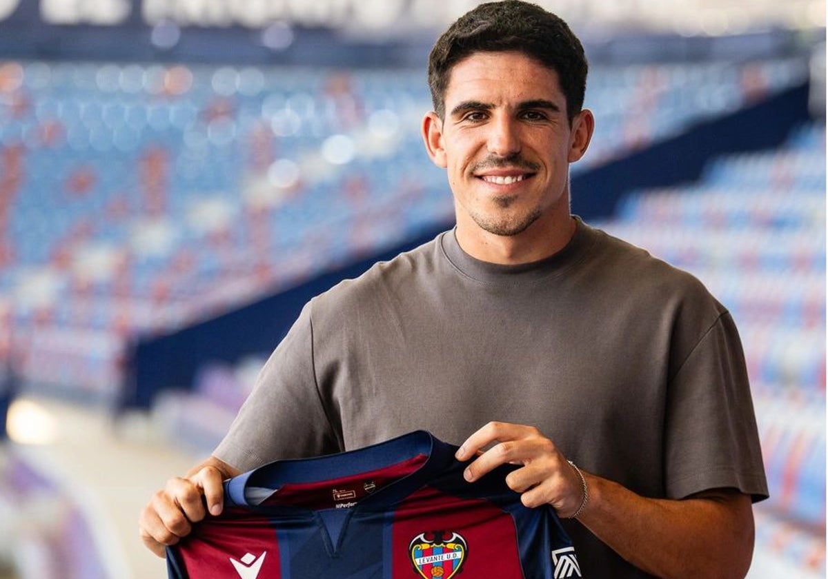 Víctor García, tras su firma como jugador granota.