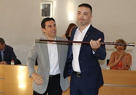 Alcalde saliente y entrante, en la toma de posesión.
