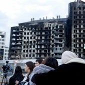 Un grupo de personas, poco después del incendio en Campanar, ante el edificio calcinado.