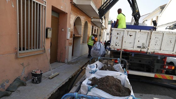 Obras en la pedanía, este viernes por la mañana para arreglar los reventones.
