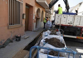 Obras en la pedanía, este viernes por la mañana para arreglar los reventones.