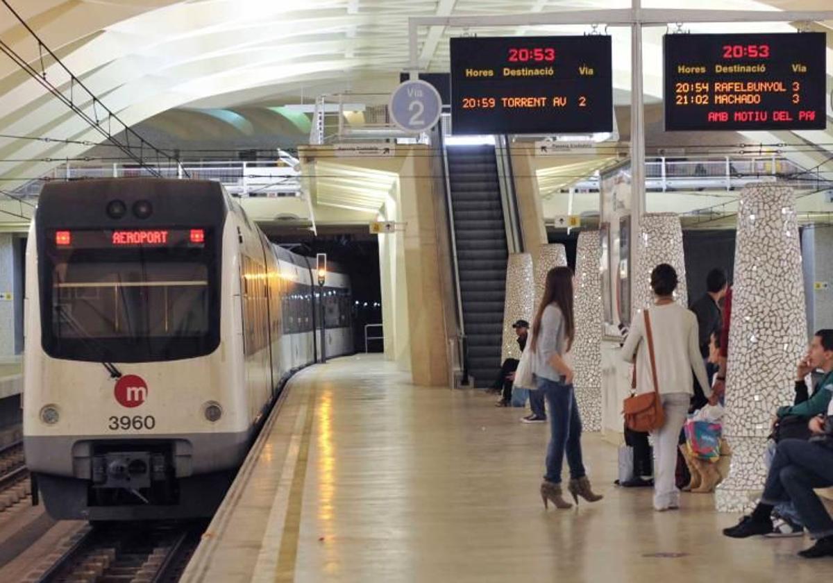 Usuarios esperando en una parada de metro en Valencia.