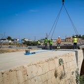 Colocación de las primeras piezas del tablero este viernes.