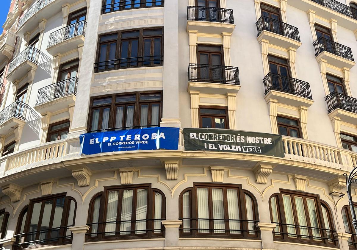 El grupo municipal socialista de Valencia, multado con 3.000 euros por colgar una pancarta en el balcón de su sede