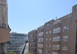 Imagen de la actuación de bomberos en la calle San ignacio de Loyola.