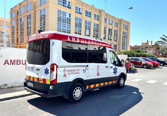Ambulancia a pleno sol, en la puerta de un centro de salud de Elche.