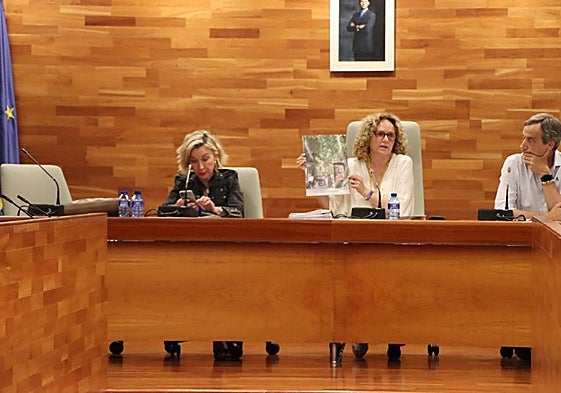 La alcaldesa Amparo Folgado exhibe la publicación municipal de 2003.