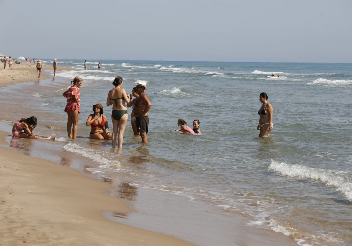 Vista de la playa del Dossel en Cullera cerrada al baño.