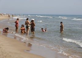 Vista de la playa del Dossel en Cullera cerrada al baño.