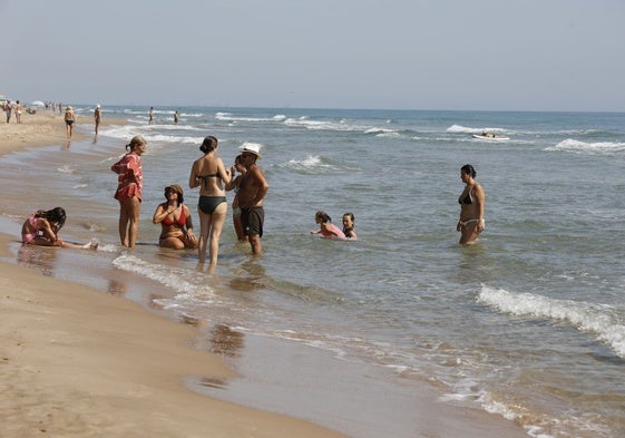 Vista de la playa del Dossel en Cullera cerrada al baño.