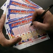 Un jugador rellena una apuesta de Euromillones.
