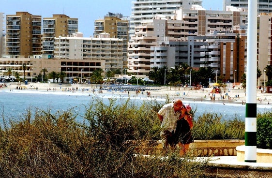 Imagen de archivo de una pareja besandose en la playa de la Fossa de Calpe.