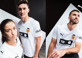 Tres jugadores del Valencia tanto del masculino como del femenino presentan la nueva camiseta.