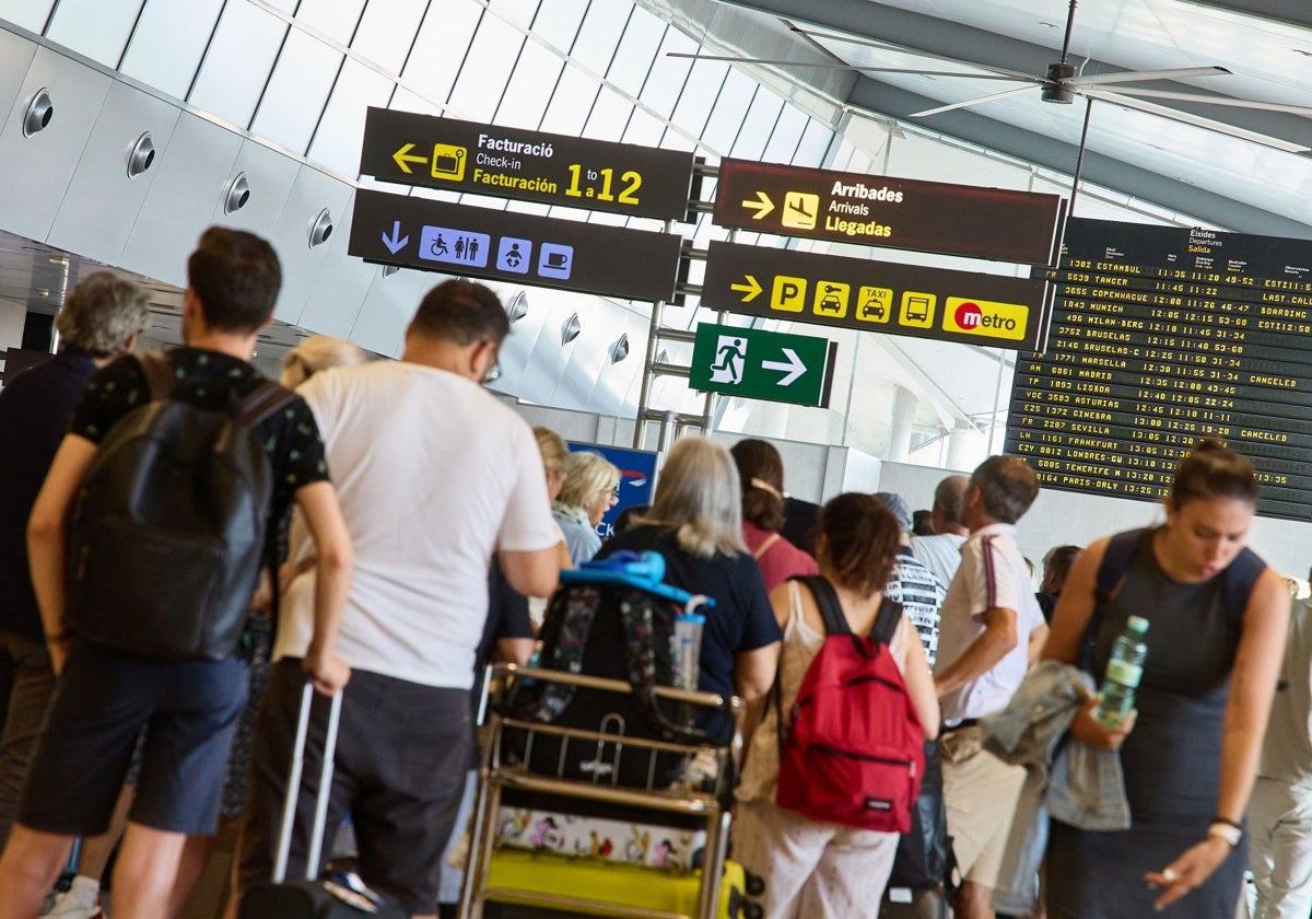 Viajeros en el aeropuerto de Manises.
