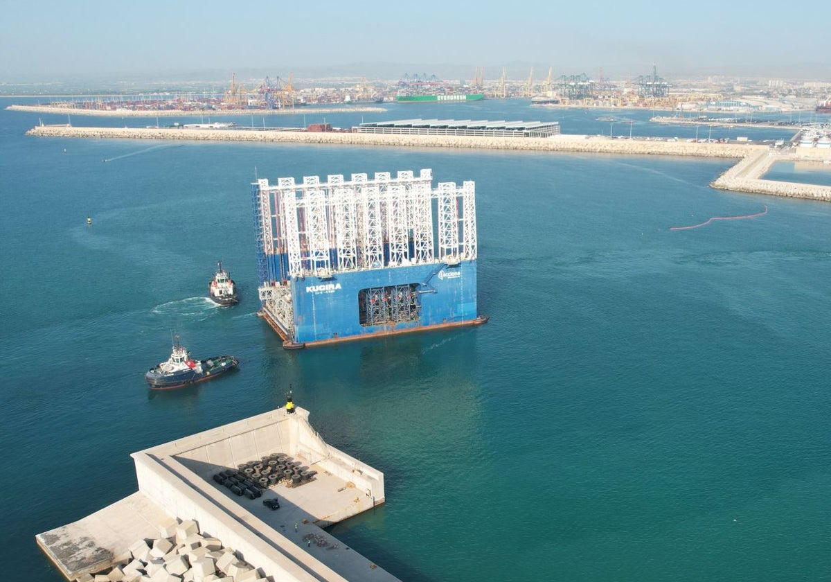 El Kugira, en aguas del puerto de Valencia.