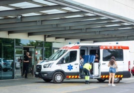 Pacientes y una ambulancia, a las puertas del Hospital La Fe.