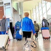 Turistas del imserso llegan al Hotel Bali de Benidorm para pasar sus vacaciones.