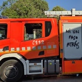 Uno de los camiones de bomberos con mensajes de protesta.