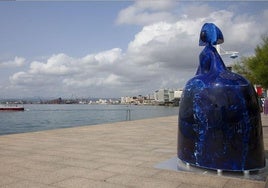 Escultura de Manolo Valdés, cerca del Centro de Arte de la Fundación Botín.