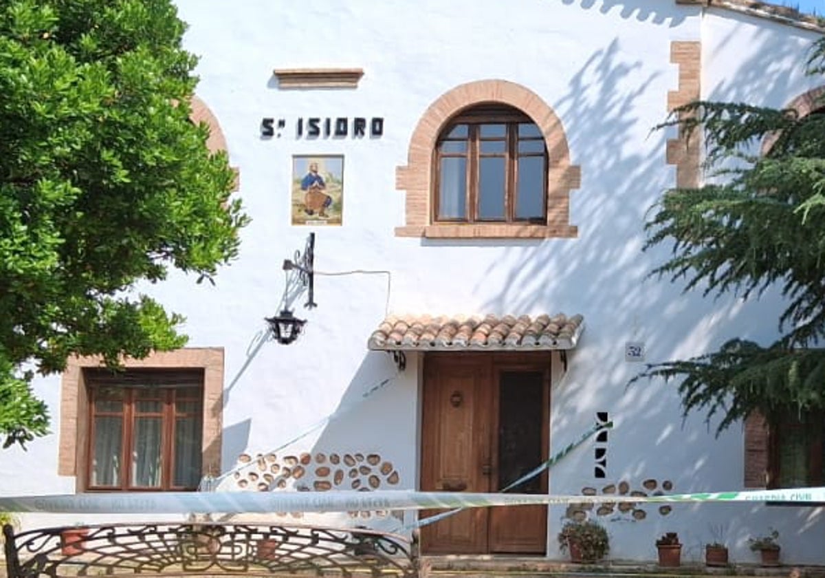 Entrada de la casa rural donde tuvo lugar el crimen.