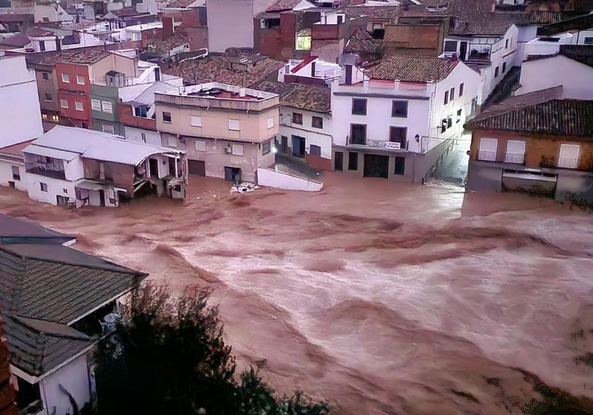 El agua engulle el barranco de Chiva y las casas junto al cauce.