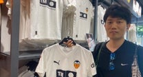 «Es limpia y elegante. Creo que la nueva camiseta del Valencia está muy bien»