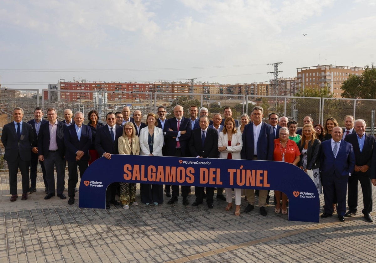 Empresarios de AVE y políticos valencianos, en un acto reivindicativo en septiembre de 2024.