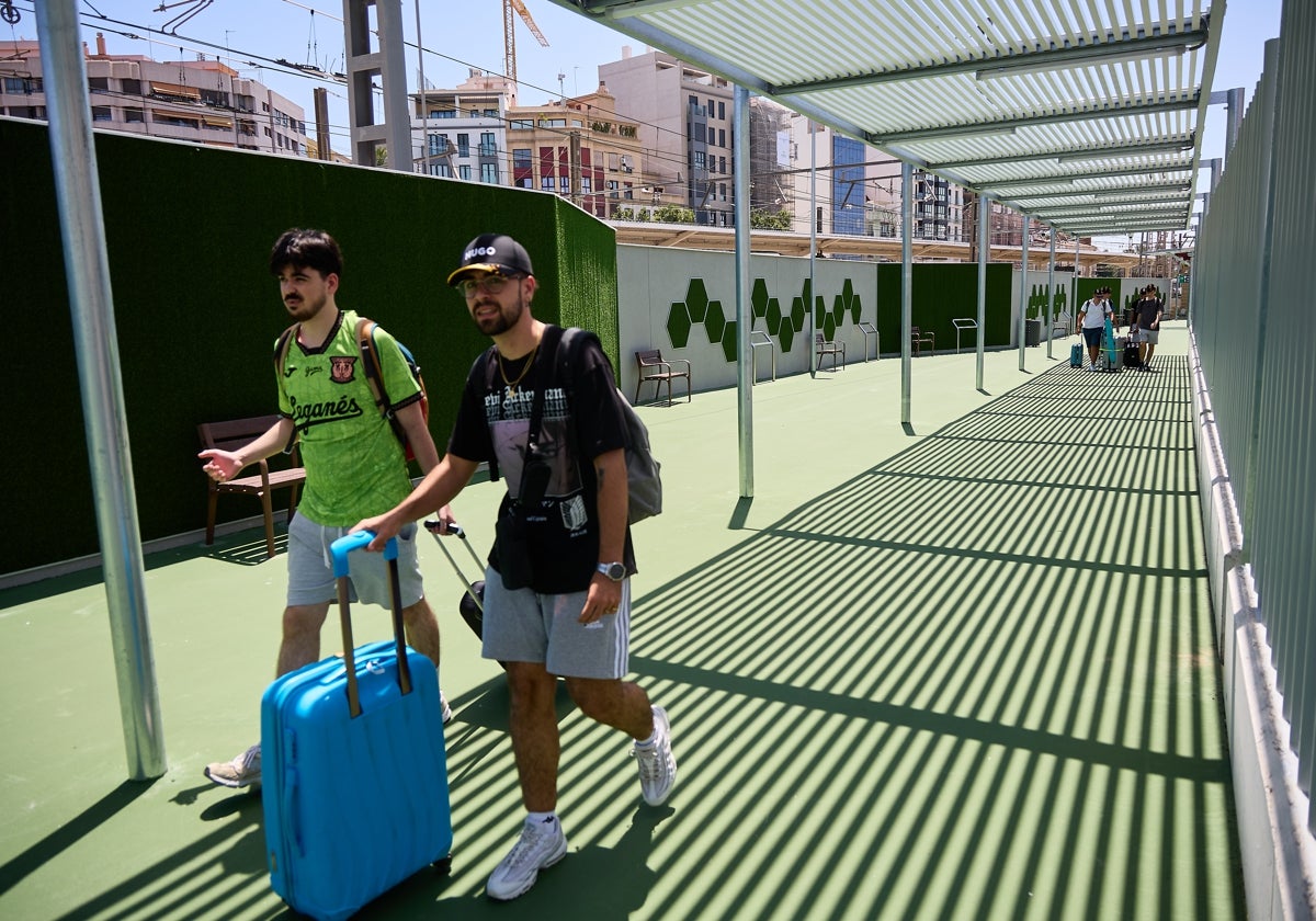 Pasarela de unión entre la estación Joaquín Sorolla y del Norte.